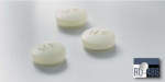 3 pillole di color bianco poste su una superficie levigata, in basso a destra un loghettp della RU486
