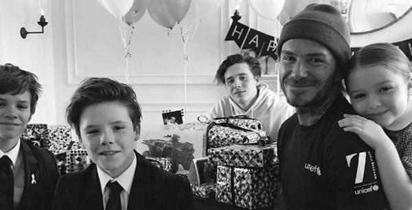 Foto a scala di grigi di Beckham insieme ai suoi 4 figli, è la festa di compleanno!