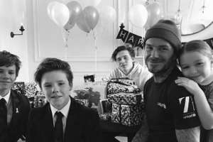 Foto a scala di grigi di Beckham insieme ai suoi 4 figli, è la festa di compleanno!