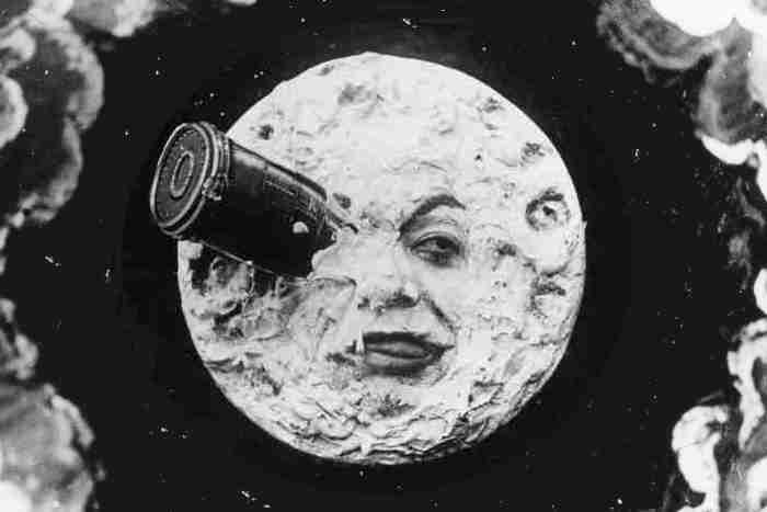 Immagine peculiare in bianco e nero di una luna dolorante a causa del missile conficcato in un occhio