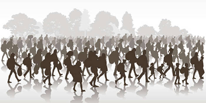 Immagine stilizzata dove appaiono le sagome di migliaia di persone che camminano, sullo sfondo ci sono degli alberi