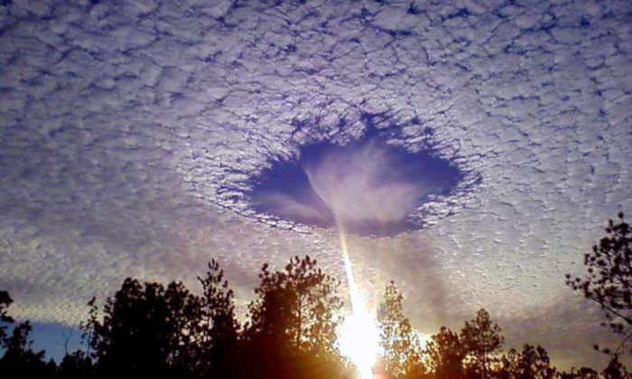 Un'onda di energia che colpendo l'atmosfera modifica le nuvole inducendole ad una disposizione circolare
