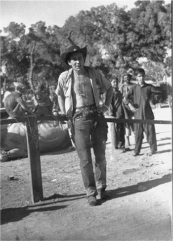Immagine B/N di Billy Meier in piedi appoggiato alla staccionata di un ranch pakistano