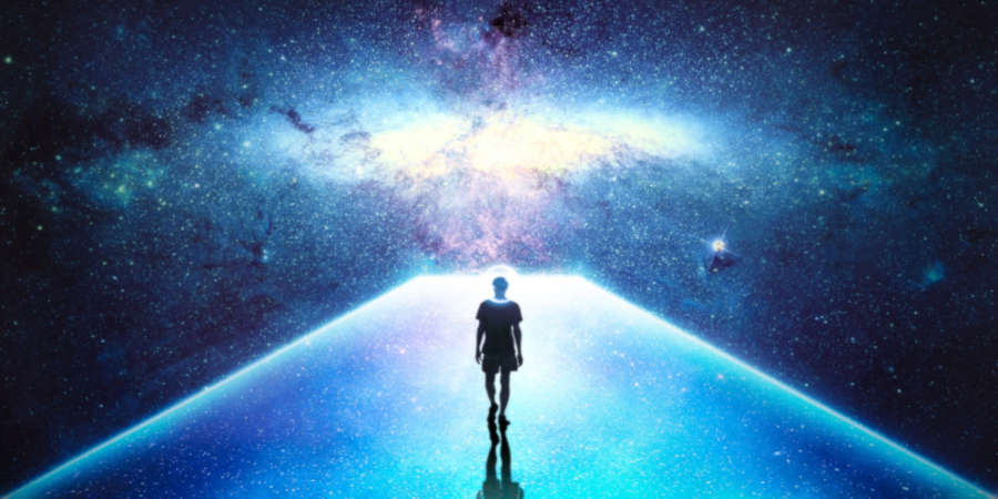 Immagine fantastica di un Pontile verso l'Universo, colore blu prominente e sul pontile una persona che lo attraversa
