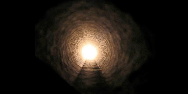 Tipica raffigurazione della "famosa" luce in fondo al tunnel, una fonte di luce in mezzo all'oscurità