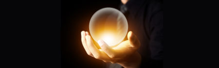 Immagine scenica di una sfera lucente tenuta da una mano